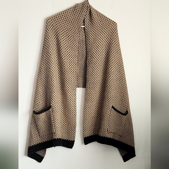 Demdaco Women's Brown/Tan Pocket Stole 100% Acrylic - Picture 2 of 5